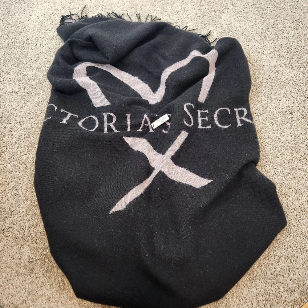 NWT Victoria’s Secret Pink Heart Black Throw Blanket - Picture 2 of 7